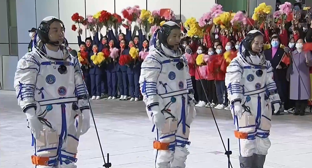 Astronautas se preparam para viagem até a nova estação espacial chinesa, em 15/10/2021 / REUTERS