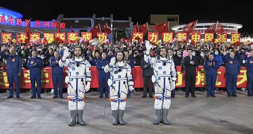 Zhai Zhigang, 55, Ye Guangfu, 41, e Wang Yaping, 41, formam a equipe da missão / REUTERS
