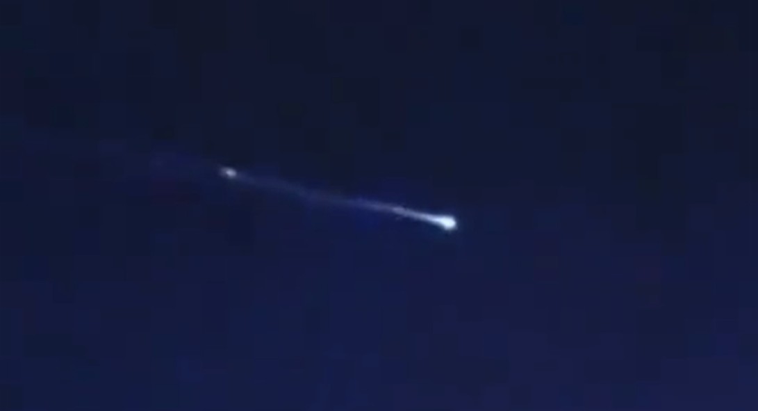 Imagem que circulou nas redes mostrou suposto "meteoro" no céu dos EUA na sexta-feira (20) à noite / Reprodução