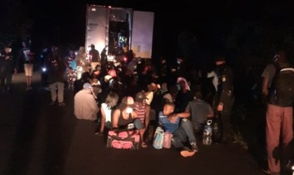 Polícia da Guatemala encontra mais de 120 imigrantes abandonados em um contêiner