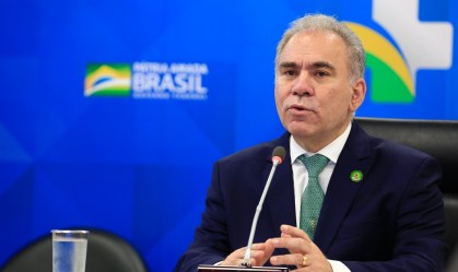 Intervalo da terceira dose será reduzido de cinco para quatro meses, anuncia Queiroga