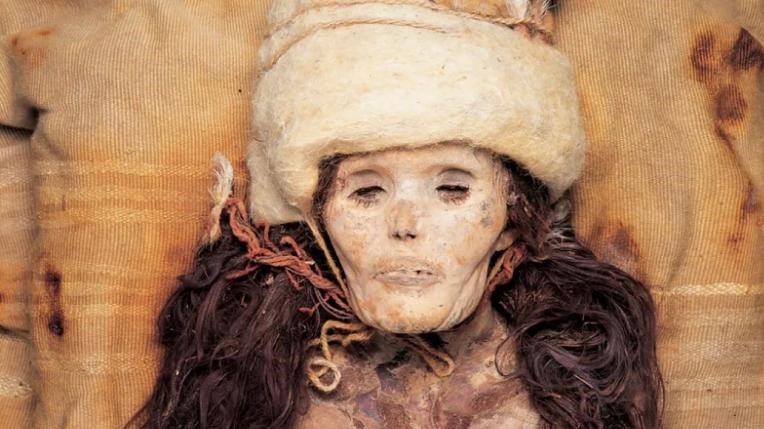 O ar seco do deserto preservou os corpos, com cabelos e traços faciais claramente visíveis / Wenying LJ Xinjiang Institute of Cultural Relics and Archaeology
