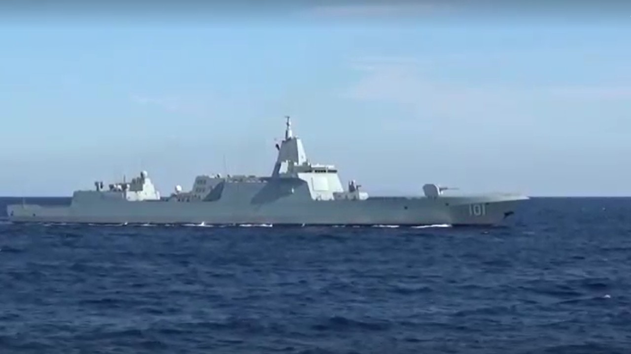 Navio integrante do exercício conjunto entre as frotas militares da Rússia e da China nas águas do Oceano Pacífico / Reprodução/Reuters