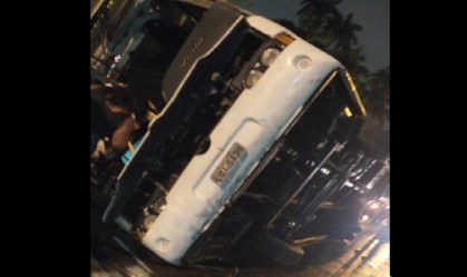 Ônibus que levava integrantes de escola de samba tomba no Rio de Janeiro