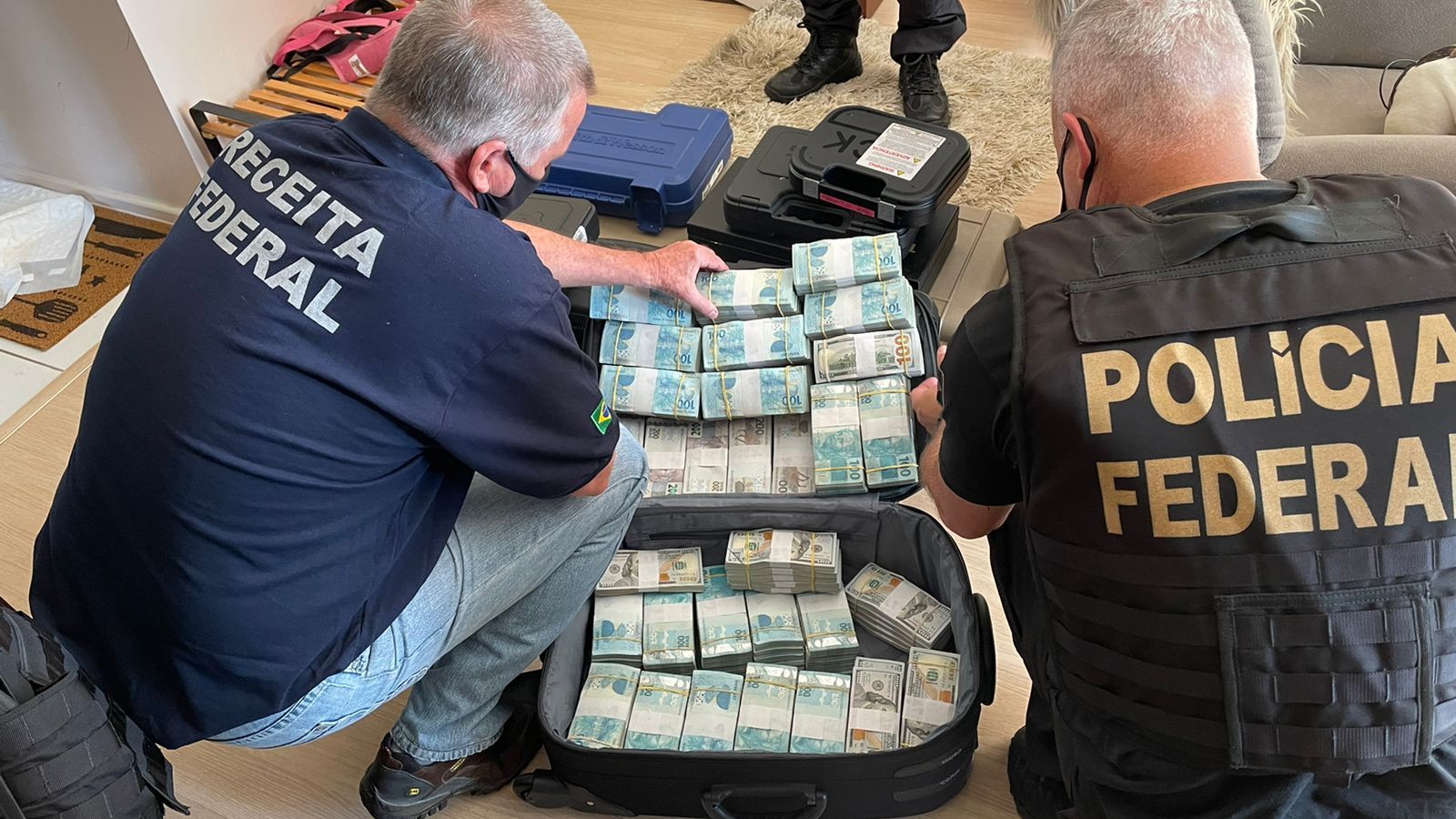 Operação Tavares, da PF e da Receita Federal, desarticulou organização dedicada ao contrabando e à produção clandestina de cigarros