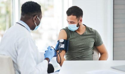 Hipertensão em adultos jovens aumenta risco de demência, revela estudo