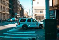 Menina de 1 ano morre após avó esquecê-la em carro por 8 horas, diz polícia de NY