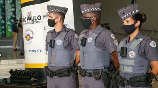 Policiais militares com câmeras