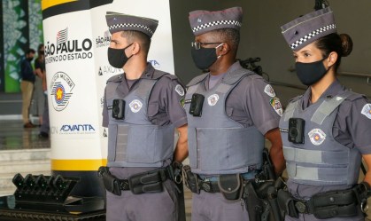 Policiais militares com câmeras