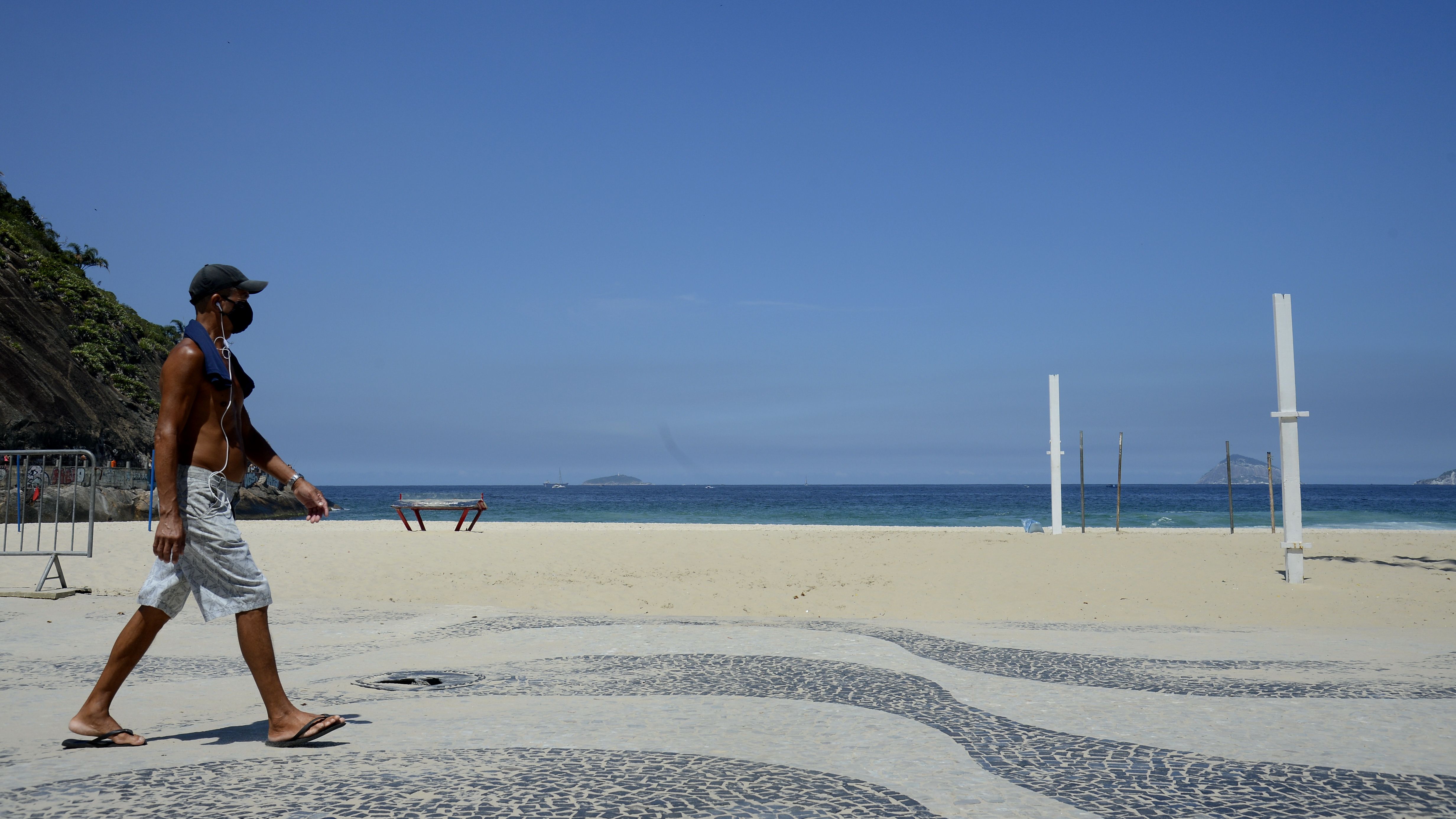 Praia do Leme vazia, após decreto com restrições para evitar o avanço da Covid-19.