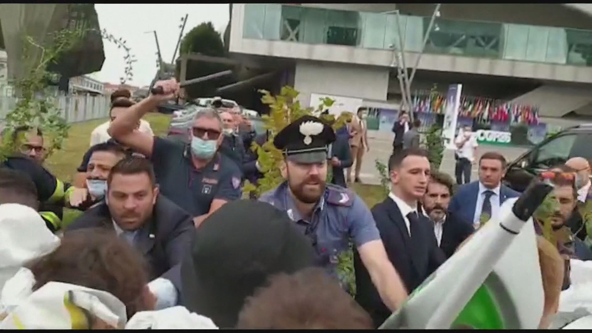Ativistas do clima entram em confronto com policiais em Milão