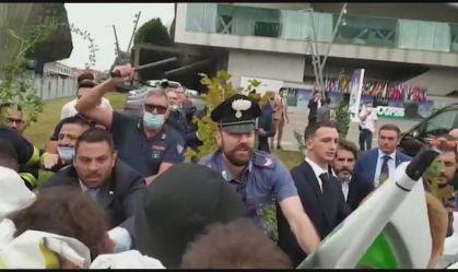 Ativistas do clima entram em confronto com policiais em Milão