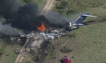 Avião com 21 pessoas a bordo cai no Texas; apenas uma ficou ferida
