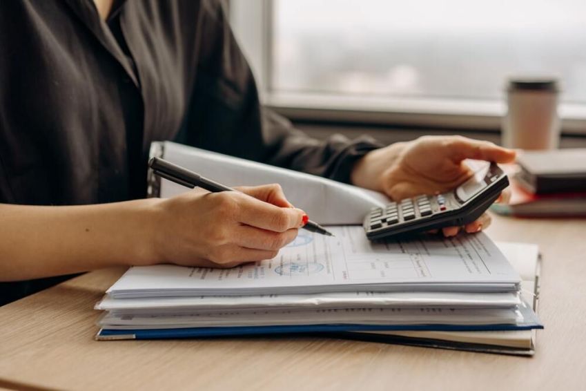 Como é feito o cálculo da rescisão indireta do contrato de trabalho? / Imagem: Pexels/Mikhail Nilov