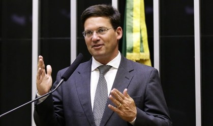 Sem espaço no Republicanos, ministro João Roma considera se filiar ao PL