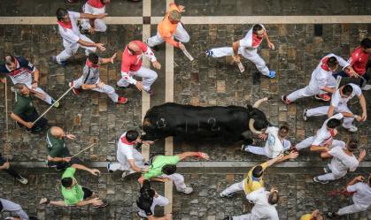 Denúncia de estupro provoca protestos no festival de Pamplona, na Espanha