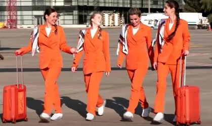 Companhia troca salto alto por tênis e aposenta saia de aeromoças