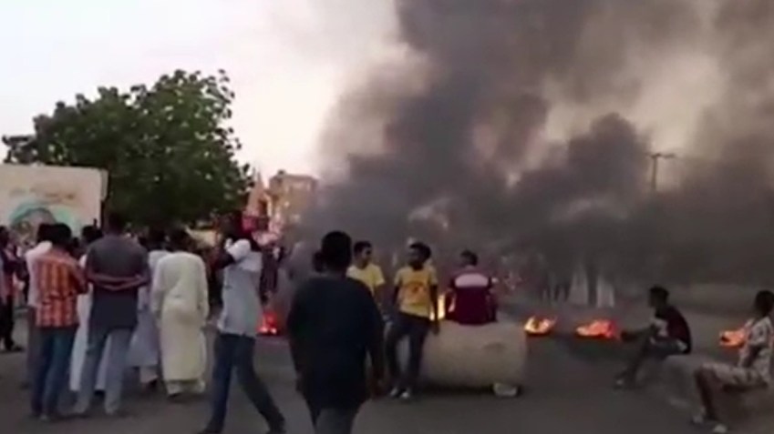 Cidadãos sudaneses bloqueiam estrada após tentativa de golpe de Estado no país / Reprodução/RASD Sudan Network/Reuters