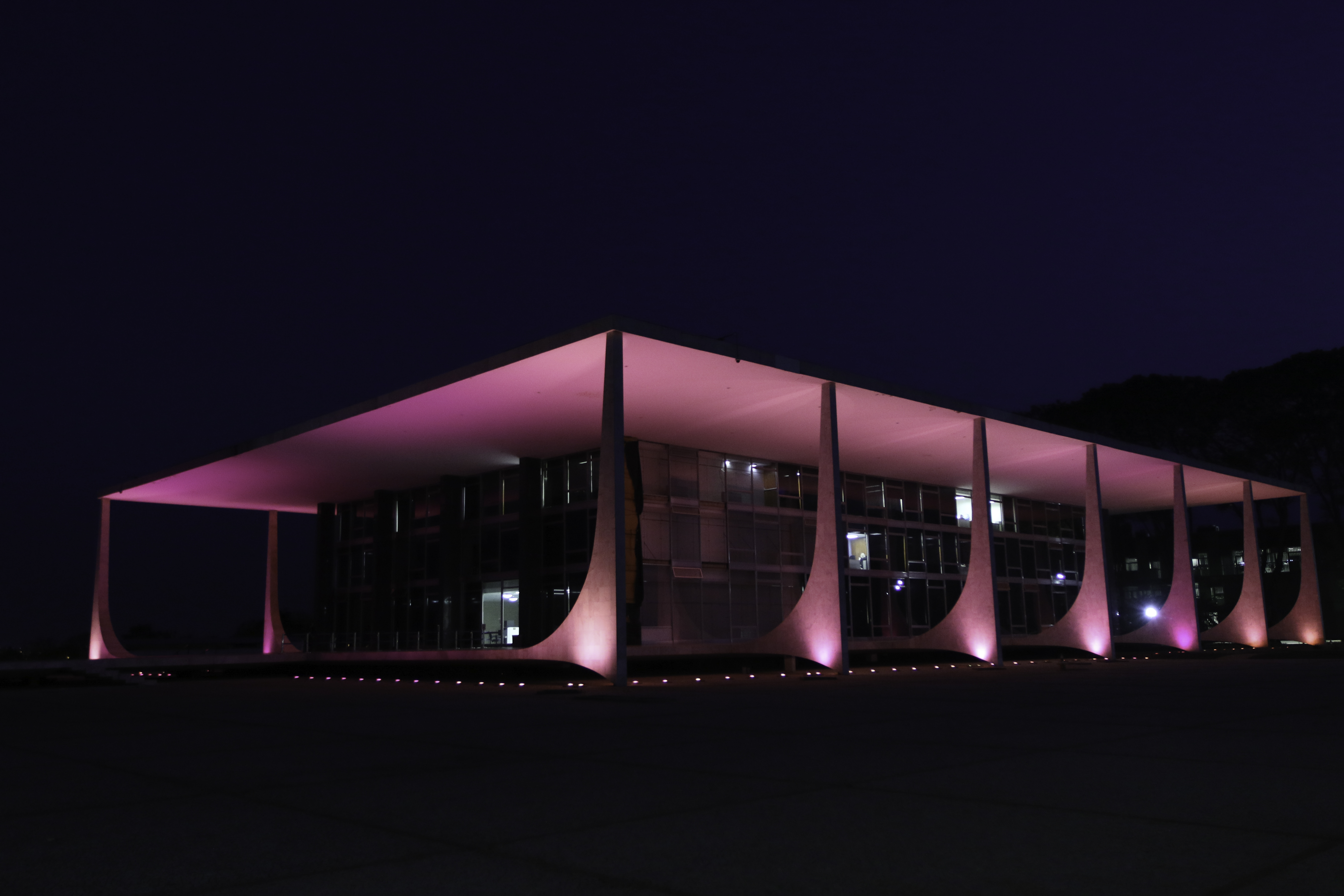 O prédio do Supremo Tribunal Federal (STF) é um dos monumentos de Brasília iluminados de rosa para a campanha Outubro Rosa, de conscientização sobre a importância da detecção precoce do câncer de mama