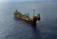 Frota misteriosa de 600 embarcações ajuda Rússia a entregar petróleo pelo mundo