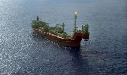 Frota misteriosa de 600 embarcações ajuda Rússia a entregar petróleo pelo mundo