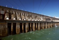 Tempestade desliga 5 turbinas de Itaipu e obriga usina a verter água