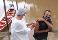 O que explica a redução global no ritmo diário de vacinação contra a Covid-19