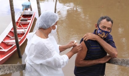 O que explica a redução global no ritmo diário de vacinação contra a Covid-19