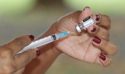 Vacinação protege contra Covid-19 mais fortemente do que infecção natural, diz estudo nos EUA