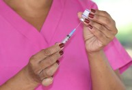 Vacinas da Covid-19 não têm relação com HIV e Aids; entenda