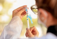 Agência reguladora dos EUA recomenda dose de reforço a todos os adultos