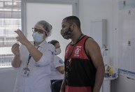 Cidade do Rio de Janeiro tenta acelerar a vacinação e flexibilizar uso de máscara