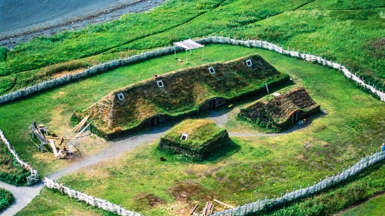 Esta vista aérea mostra edifícios reconstruídos perto de L'Anse aux Meadows / Russ Heinl Aerial Photography/Shutterstock