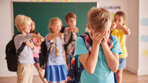 Grupo de crianças praticando bullying contra colega de classe