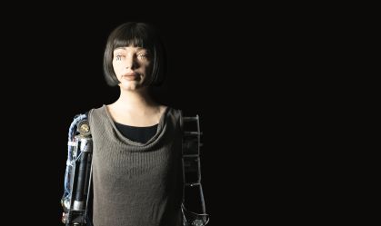 Conheça o robô Ai-Da, que escreve poesias e cria obras de arte