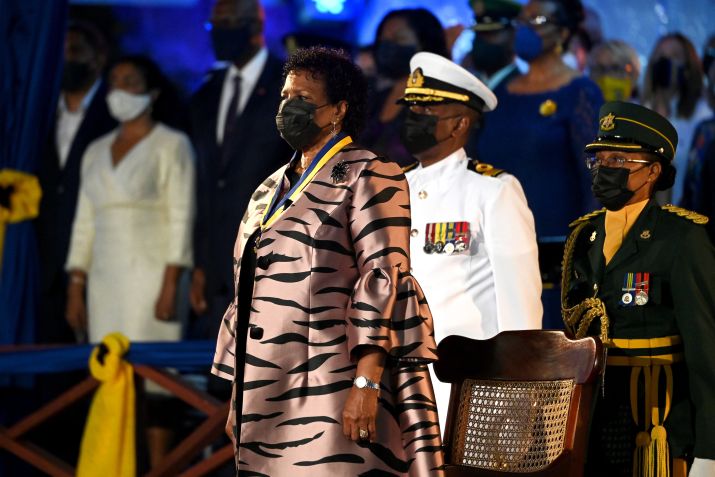 Nova presidente de Barbados, Sandra Mason, fica de pé após ser empossada nesta terça-feira (30). / Foto: Jeff J Mitchell - Pool/Getty Images