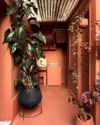 A lavanderia laranja de Michell Lott: aqui, o piso, as janelas, portas e eletrodomésticos levam o mesmo tom / Michell Lott