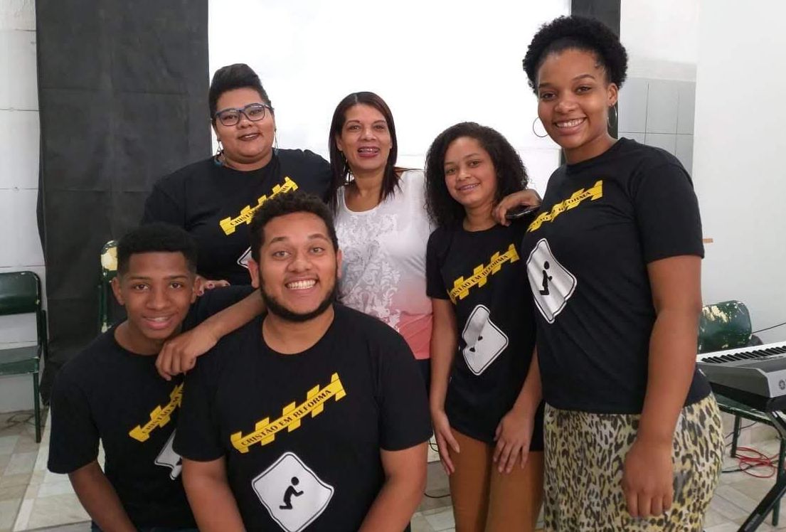 Kaique (à frente) junto aos quatro irmãos e a mãe / Acervo pessoal