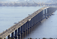 Navio bate na ponte Rio-Niterói e via é interditada nos dois sentidos; veja vídeo