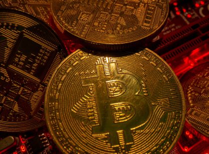 Representação da moeda virtual bitcoin em uma placa-mãe nesta ilustração fotográfica