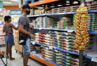 Brasileiros têm trocado almoço por lanches diante da alta de preços, aponta pesquisa