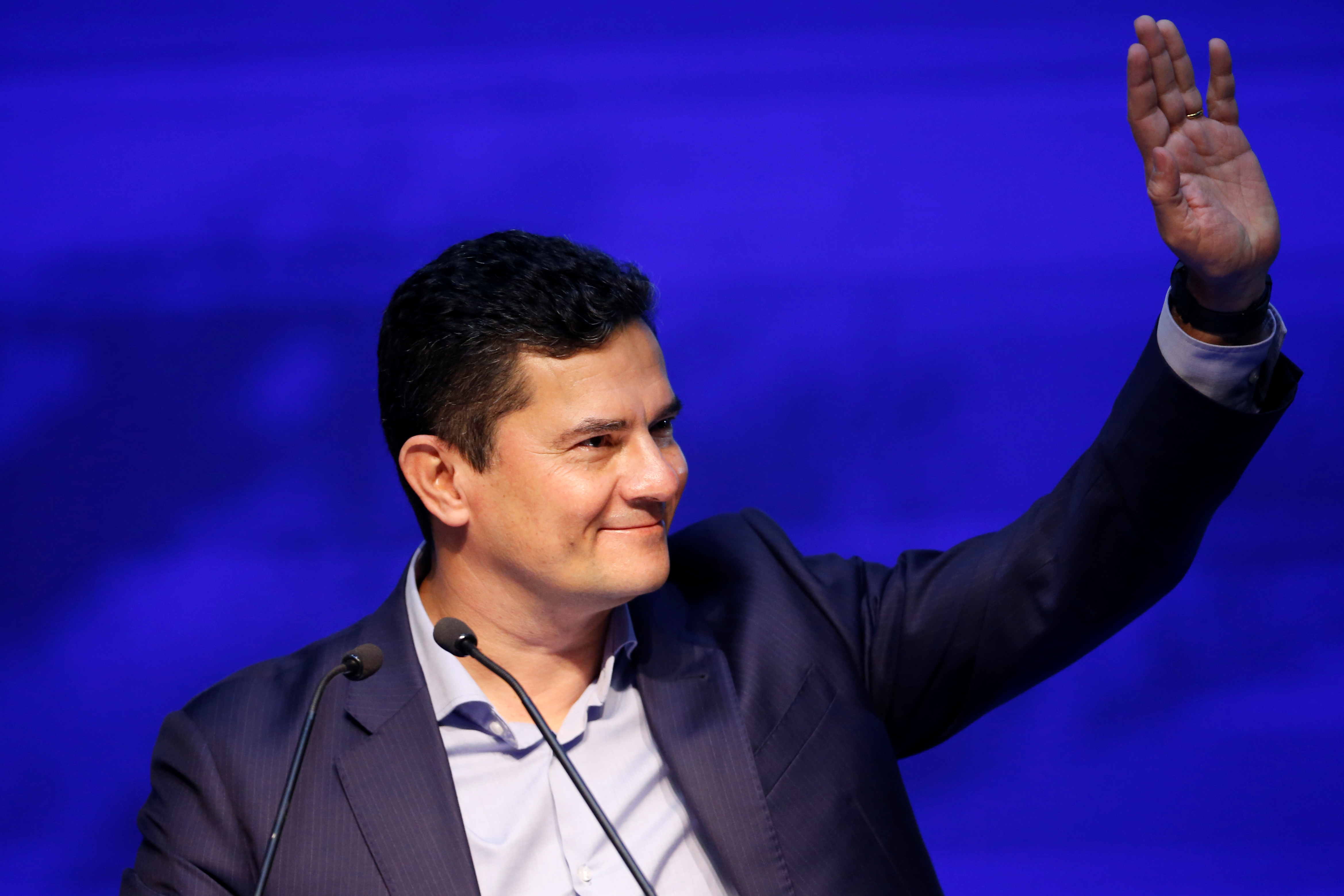Ex-juiz Sergio Moro acena ao público durante ato de filiação ao Podemos