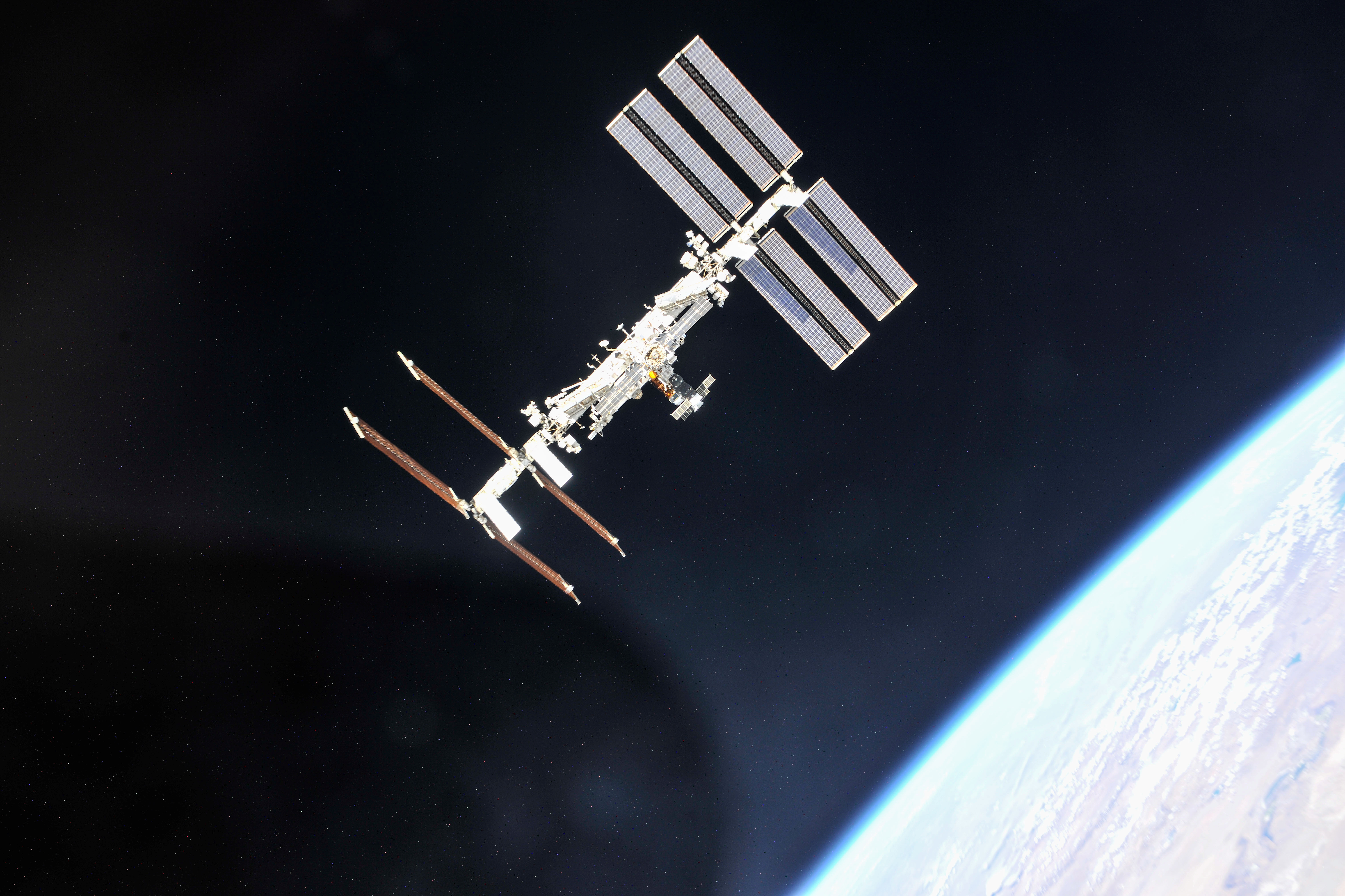 Estação Especial Internacional fotografada por tripulação de cápsula Soyuz