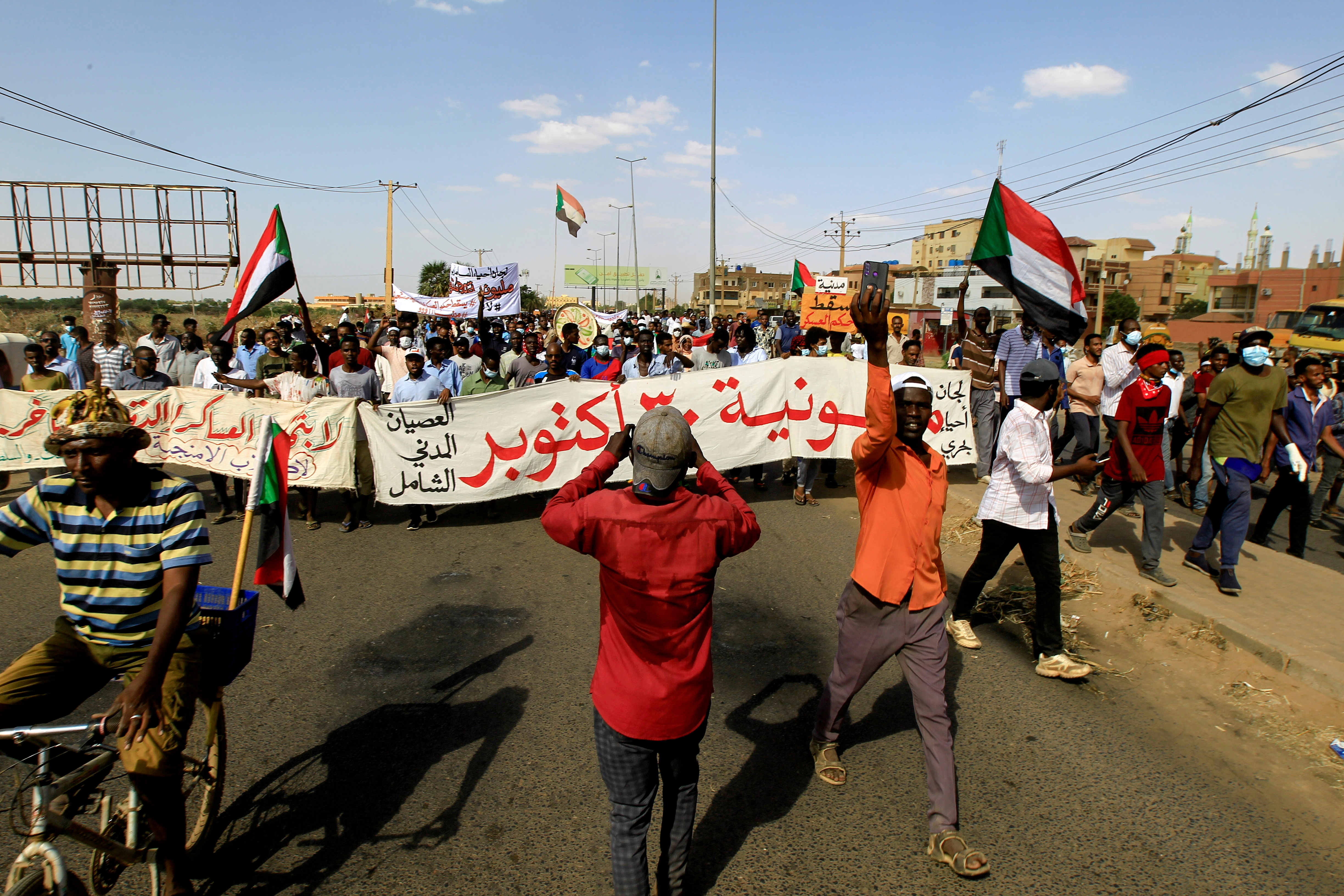 Sudaneses protestam contra golpe militar em Cartum