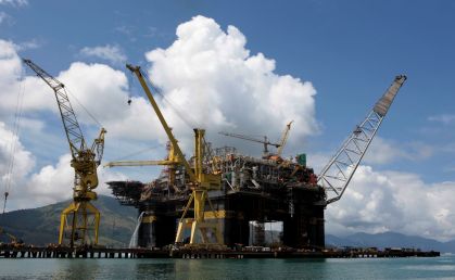 Plataforma da Petrobras durante fase de construção no litoral do Rio de Janeiro
