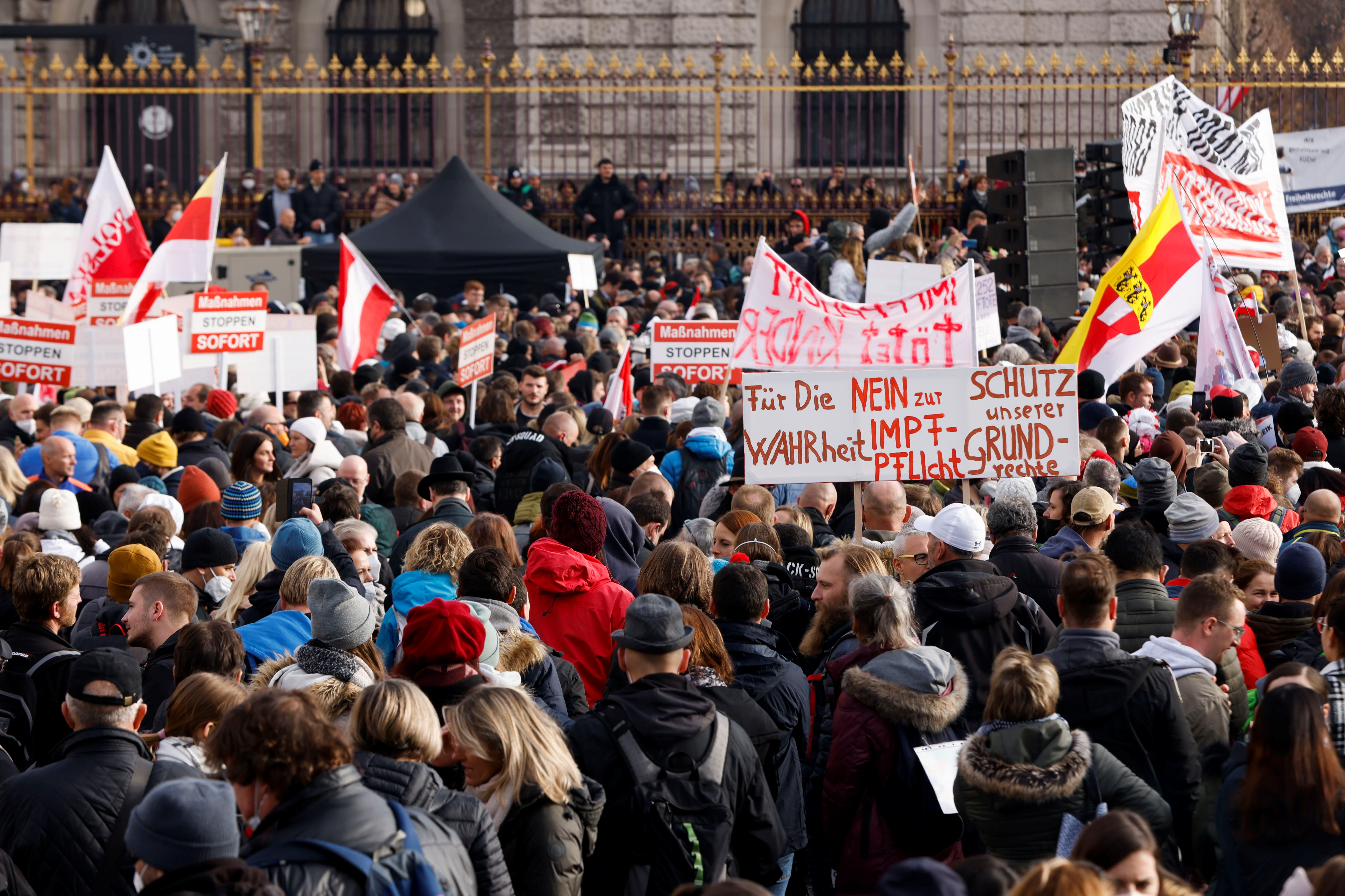 Protesto contra medidas de combate à Covid-19, em Viena