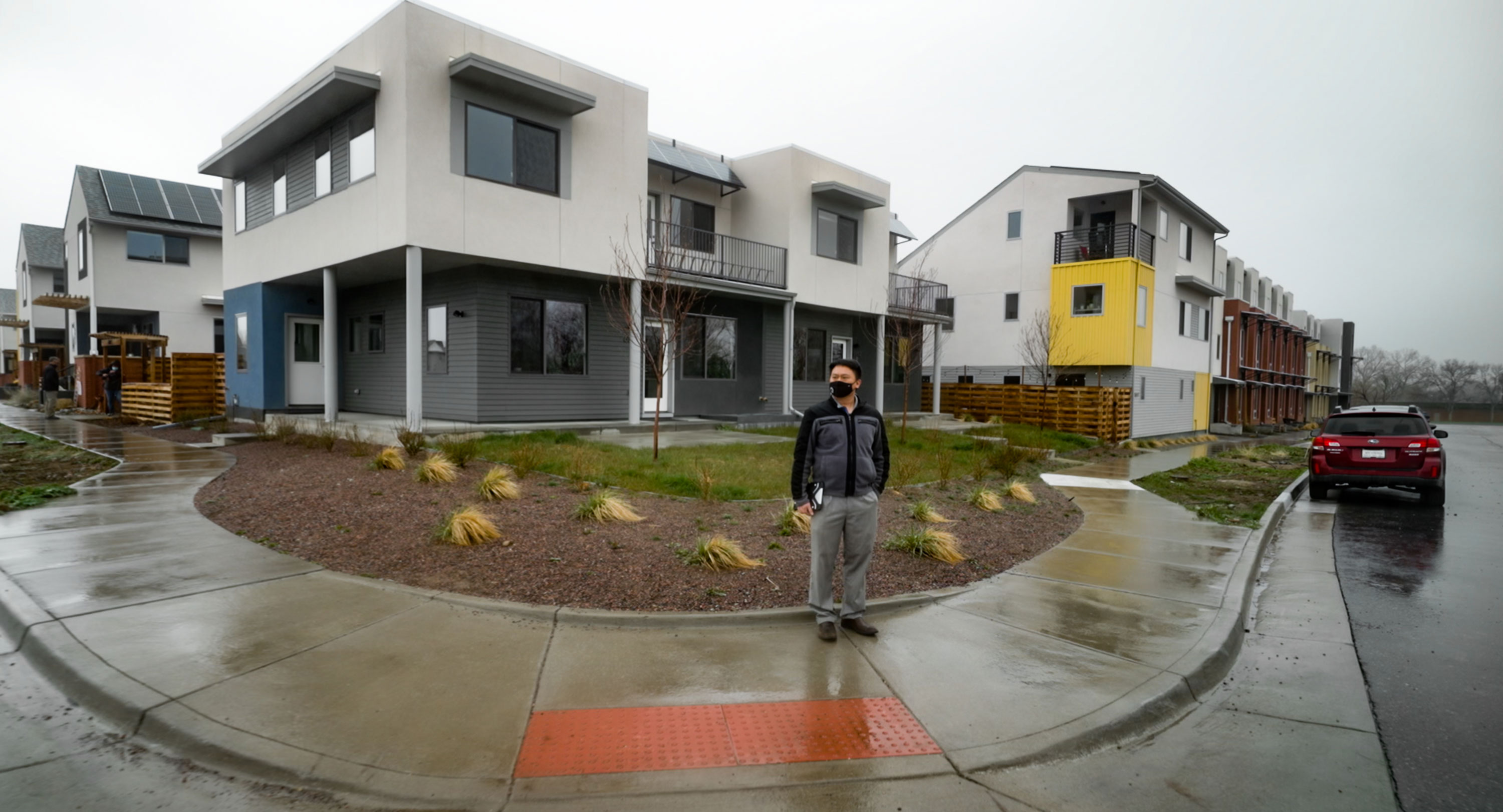 Dar-Lon Chang vive em um das casas sustentáveis e com emissão zero da comunidade Geos