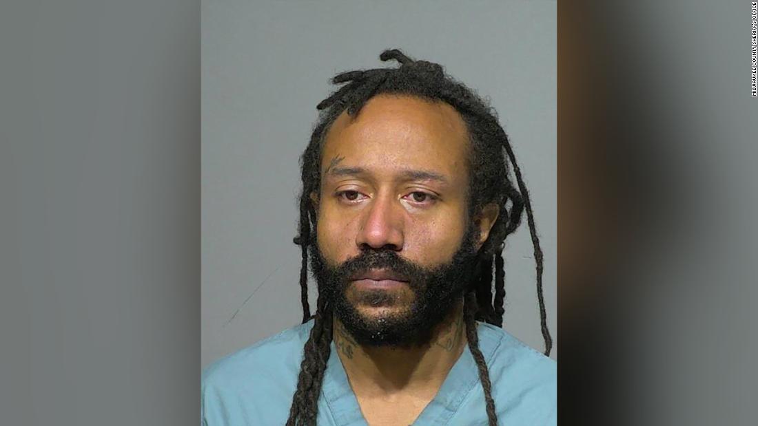 Darrell E. Brooks, de 39 anos, é apontado pela polícia como o homem que estaria ao volante do SUV