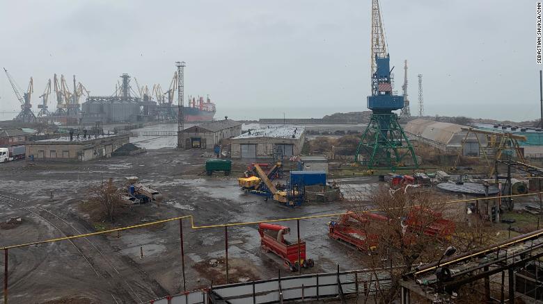A zona portuária de Berdyansk, onde em breve serão construídos os novos cais e modernas instalações para embarcações de guerra. / Sebastian Shukla / CNN