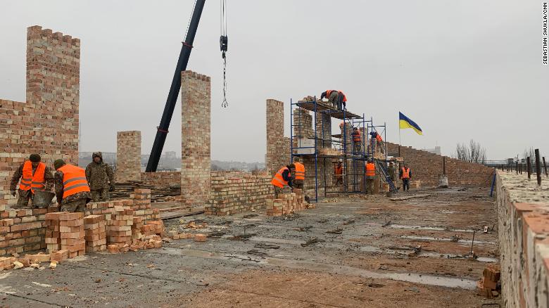 A construção de um complexo habitacional no porto de Berdyansk está em andamento desde setembro. Os militares ucranianos afirmam que a construção acelerou e as equipes agora trabalham sete dias por semana. / Sebastian Shukla / CNN